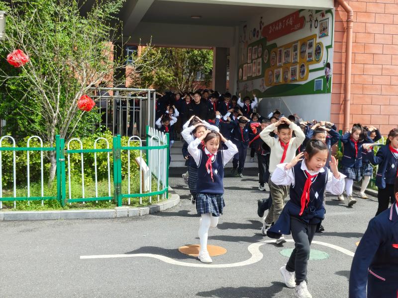 屯溪区开展中小学生防震减灾应急疏散演练 筑牢校园安全防线