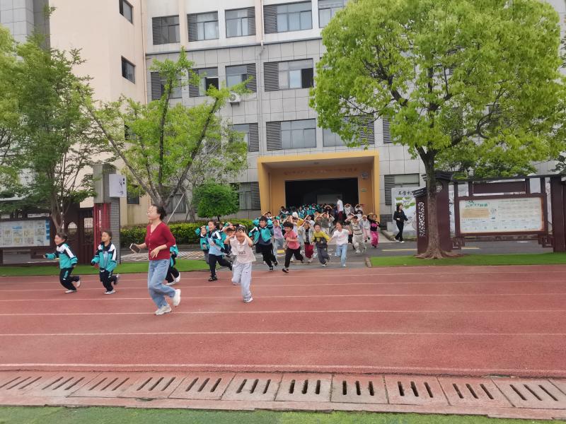 我市举办2025年黄山市防震减灾宣传周 启动仪式暨“地震科普  携手同行” 示范活动