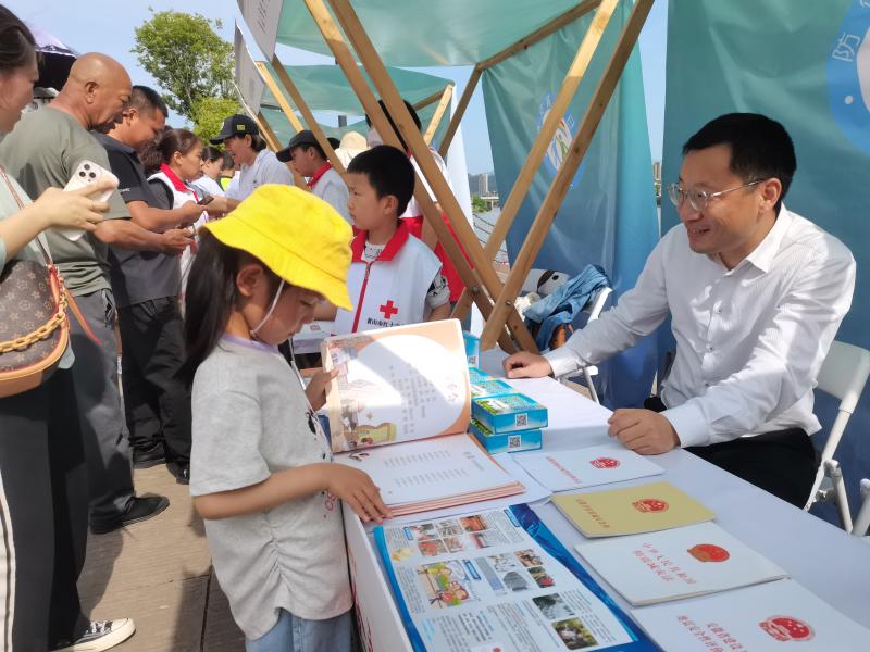 市地震局开展科普法治进公共场所活动
